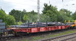 Sechsachs Drehgestell-Flachwagen vom Einsteller On Rail GmbH mit der Nr. 33 RIV 80 D-ORME 4827 008-0 Sammnps 482 beladen mit Stahlstangen  in einem gemischten Güterzug am 08.07.22 Vorbeifahrt Bahnhof Dedensen Gümmer.