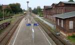 Blick nach Westen auf den Bahnhof Karow am 21.9.11: Nur noch ein kurzes Stck der linken Bahnsteighlfte wird fr die RBs genutzt, die im 2-Stunden-Takt halten. Auf den Gtergleisen am linken Bildrand sind zahlreiche Container-Tragwagen abgestellt, die derzeit nicht gebraucht werden. 