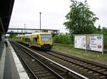 Im Sommer 2009 passieren 2 RS1 der ODEG den S-Bahn-Haltepunkt Berlin-Marzahn als OE25 nach Werneuchen.