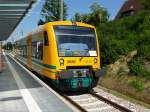 Mnstertal/Schwarzwald, abfahrtbereiter ODEG-Regio-Shuttle RS1 am neuen Endbahnhof der Mnstertalbahn, Juni 2013 