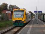 Der für den PRESS VT650 032 fahrende ODEG VT650.74 erreichte,am 07.September 2014,den Bahnhof Putbus während auf dem Nebenbahnsteig der Roland nach Lauterbach Mole wartete.