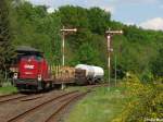 Mit einem kurzen Gterzug fhrt OHE-Lok 120077 am 9.5.08 an den Ausfahrsignalen des Bahnhofes Visselhvede vorbei