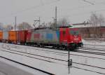 186 129-3 der Osthannoverschen Eisenbahnen AG (OHE) mit einem Containerganzzug in Magdeburg Hbf. Fotografiert am 12.02.2010. 