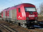 OHE-ER20(270082)wird in Krze den Holzzug von Rostock-Bramow Richtung Stendal-Niedergrne im Bahnhof Rostock-Bramow bespannen.(05.03.10)