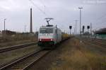 E 186 136 Macquarie European Rail für OHE Cargo GmbH mit einem leeren Holzzug, bei der Einfahrt in den Bahnhof Rathenow und fuhr später in Richtung Wustermark weiter.