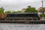 Erst nach dem mit einer 201er Rangierlok der WFL die beladenen Holzwagen zusammengstellt und auf das Hauptgleis des Bahnhofs Ankam umgesetzt wurden, wird die OHE Dispolok der BR 185 aus ihrer