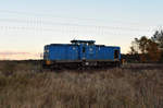 293 021-6 der PRESS - Eisenbahn-Bau- und Betriebsgesellschaft Pressnitztalbahn mbH Solo kommend aus dem Hagenower Land, bei wunderschöner herbstlicher Dämmerung.