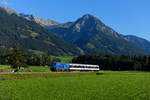 Erfolgreicher Tagesabschluss unter dem Rubihorn und dem Entschenkopf. Bei Unterthalhofen erwarteten am 08. September 2020 zahlreiche Fotografen die Press 218 056 mit ihrem ALX 84145 auf der Fahrt nach Immenstadt. Zu meinem Erstaunen lag die Fotostelle auch Anfang September um halb sieben noch gut im Licht. Allerdings verschwand die Sonne nur wenige Augenblicke nach Durchfahrt des Zuges hinter einem Bergrücken. Auch die berühmte Fotowolke hatte ein Einsehen und verschwand rechtzeitig. Zufrieden konnte ich mich auf den Heimweg machen. Dass mir noch ein Bild vom Oberstdorf-Pendel mit diesem Motiv und einer derart attraktiven Bespannung vergönnt sein sollte, damit hatte ich wahrlich nicht mehr gerechnet.