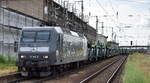 Eisenbahnbau- und Betriebsgesellschaft Pressnitztalbahn mbH, Jöhstadt (PRESS) mit ihrer  145 043-2  (NVR;  91 80 6145 100-4 D-PRESS ) und einem leeren PKW-Transportzug Durchfahrt Bahnhof Falkenberg, 21.06.23