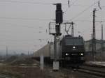 PRESS 185 547-7 (91 80 6185 547-7 D-DISPO) mit innofreight-Wagen Richtung Groheringen, in der berholung in Naumburg Hbf; 19.02.2011