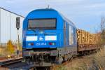 Die Siemens Lok ER 20 D der Press wartet auf das Umsetzen mit dem Holzzug von der Ladestrasse auf das Hauptgleis in Torgelow.