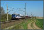 Bei Wellen zieht 110 043-6 der PRESS (in National Express-Lackierung) einen Autozug Richtung Niedersachsen.