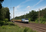 145 023 Werbelok für den Rasenden Roland von Press mit leerem Holzzug bei Fangschleuse in Richtung Frankfurt/Oder am 16.6.2016.