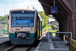 Press Regioshuttle am Bahnsteig von Putbus. - 25.05.2017 - Am gesicherten RÜ aufgenommen.