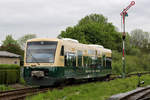 PRESS Triebwagen der BR 650 am Ausfahrsignal in Putbus auf der Fahrt nach Bergen auf Rügen.