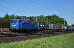 Eine schikce 140 037-1 von PRESS mit einem Containerzug unterwegs in Richtung Lüneburg.  Höhe Bardowick, 08.05.2018.