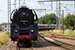 Lok 01 0509 fährt in Pasewalk  mit einem Sonderzug an den Bahnsteig 1.