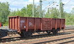 Als Schutzwagen fungierend ein zweiachsiger Offener Güterwagen von PRESS mit der Nr. 27 RIV 80 D-PRESS 5549 001-7 Es bei einer Überführungsfahrt am 08.08.19 Bahnhof Flughafen Berlin Schönefeld.