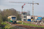 Ausfahrender RS 1 in Putbus nach Bergen vorbei an dem Neubauprojekt von Wasserturm und Betriebswerkstatt, die langsam Gestalt annehmen. - 05.05.2023
