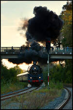 Dunkle Wolken über Marktschorgast: Am 30.09. & 01.10.2023 feierte das DDM Deutsches Dampflokomotiv Museum (Deutsches Dampflokomotivmuseum) in Neuenmarkt-Wirsberg das Jubiläum  175 Jahre Schiefe Ebene . Zu diesem Anlass reisten fünf Sonderzüge an. Einer davon war am Sonntag die PRESS, die mit ihrer 01 509-8 und der dicken Babelsbergerin 118 757-4 anreiste.
Hier meine Bilder von der Rückfahrt, als sich die beiden am Abend mit vereinten Kräften die Schiefe Ebene nach Marktschorgast hoch gequält haben. 