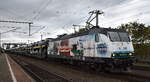 Eisenbahnbau- und Betriebsgesellschaft Pressnitztalbahn mbH, Jöhstadt (PRESS) mit ihrer  145 023-6  (NVR:  91 80 6145 083-2 D-PRESS ) und einem PKW-Transportzug am 07.11.23 Höhe Bahnhof Niederndodeleben.