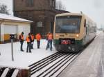 Hier werden die zuknftigen Lokfhrer am PRESS Triebwagen VT 650 032 am 07.Dezember 2010 in Bergen/Rgen vom Lehrlokfhrer eingewiesen.