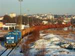 Hier wird am 10.03.2010 ein Teil des langen Holzzuges in Hof von der PRESS mit den beidn 204ern 031 und 013 an die Ladestrae rangiert. Hinten kann man die Ladegleise erkennen wo schon die Lkw warten. Der Zugteil musste ber den Eselsrcken gefahren werden wie ganz rechts zu sehen....