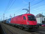 183 702-0 D-PRESS karrt unter Mithilfe einer ADRIA-Express einen Logservzug bei Marchtrenk Richtung Linz;100713
