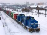 Es ist Winter am 17.12.2010 das ist nicht zu bersehen. Ich wollte nur wenigstens einmal diese Woche am Bahnhof gucken was luft und hatte Glck. Es kam eine ellenlange Leine an Containers mit 2x BR 204 der Press herein. Das Ganze wurde festgehalten in Hof Hbf natrlich, hinten Reste des frheren schs. Heizhauses.