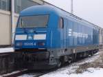 Die 253 015-8 der Eisenbahn-Bau-und Betriebsgesellschaft Pressnitztalbahn mbH wartet auf dem nchsten Einsatz nach Lbbenau Sd im Rostocker Seehafen.Aufgenommen am 28.01.06
