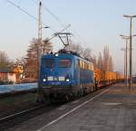 PRESS 140 037-1 mit Holzzug von Rostock-Bramow nach Stendal-Niedergrne bei der Durchfahrt im S-Bahnhof Rostock-Holbeinplatz.23.03.2012 