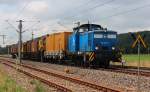 346 003-4 von der PRESS durchfährt am 12.07.2014 mit der Schienenschleifmaschine RG 48 II von SCHWEERbau die Ortslage von Mosel. Fotgrafiert vom Straßenrand aus.
