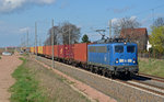140 038 der Press fährt zur Zeit für Metrans. Mit solch einem Containerzug nach Leipzig-Wahren durchfuhr sie am 07.04.16 Arensdorf Richtung Halle(S).