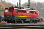 
Die 140 070-4 (91 80 6140 070-4 D-EBM) der Rail Cargo Carrier - Germany GmbH (ex EBM) ist am 24.11.2018 in Kreuztal abgestellt. 

Die E 40 wurde 1957 von Krauss-Maffei in München unter der Fabriknummer 18244 gebaut, der elektrische Teil ist von den Siemens-Schuckert-Werke (SSW). 

Lebenslauf: 
1957 bis 1967 als DB E 40 070 
1968 bis Jan. 2013 als DB 140 0070-4 
ab 21.01.2013 EBM Cargo, Gummersbach (seit 2015 Rail Cargo Carrier - Germany GmbH, eine Tochter der ÖBB).

Die ab dem Jahr 1968 als Baureihe 140 geführten Loks sind technisch gesehen eine E 10.1 ohne elektrische Bremse, jedoch mit geänderter Übersetzung des Getriebes. Mit 879 Exemplaren ist die E 40 die meistgebaute Type des Einheitselektrolokprogramms der Deutschen Bundesbahn. Ihre zulässige Höchstgeschwindigkeit betrug am Anfang entsprechend ihrem vorgesehenen Einsatzgebiet im mittelschweren Güterzugdienst 100 km/h, diese wurde im Juni 1969 jedoch auf 110 km/h erhöht. Die Loks haben eine Dauerleistung von 3.700 kW (5.032 PS).
