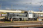 Rangierlok 92 87 4185 011-1 von railadventure steht auf einem Abstellgleis beim badischen Bahnhof.