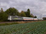 Railadventure 139 558 (91 80 6 139 558-1 D-RADVE) ist mit der Überführung eines ICE1-Triebkopfes unterwegs Richtung Norden.