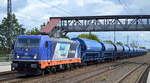 Raildox GmbH & Co. KG, Erfurt [D] mit  187 317-3  [NVR-Nummer: 91 80 6187 317-3 D-RDX] und Ganzzug blauer Schüttgutwagen mit Schwenkdach (Düngemittel) am 27.08.20 Durchfahrt Bf. Saarmund.