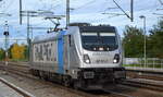 Raildox GmbH & Co. KG, Erfurt mit  187 315-7  [NVR-Nummer: 91 80 6187 315-7 D-Rpool] am 18.10.21 Durchfahrt Bf. Golm (Potsdam).