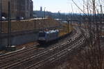 Die 187 009 von SETG angemietet rangiert im  Lastmile Modus  einen Leeren Holzzug im Plauener Güterbahnhof zusammen.