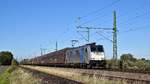 Railpool E 186 183, vermietet an Lineas, mit Schiebewandwagenzug in Richtung Osnabrück (bei Diepholz, 27.09.18).