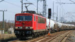 155 015 kam hier am 30.03.2019 mit einem Staubgutwagen in den oberen Bahnhof von Falkenberg (Elster) eingefahren.