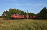 155 182-9 von Railpool mit Schüttgutwaggons unterwegs in Richtung Hamburg. 3km östlich von Büchen, 16.08.2018.