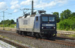 143 063-6 der RBH Logistik GmbH bei der Durchfahrt am Bahnhof Büchen.