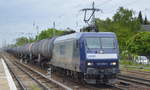 RBH Logistics GmbH, Gladbeck [D] mit  145 010-5  [NVR-Nummer: 91 80 6145 010-5 D-DB] und Kesselwagenzug am 07.05.20 Berlin Hirschgarten.