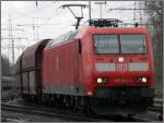 Ausfahrt der DB185 041-1 mit Fals-Wagen aus dem Berge-Umladebahnhof Hochlarmark. Das seitliche Erscheinungsbild der Lok wirkt durch das ausgewaschen Rot doch schon fast erbrmlich.  30.03.2009