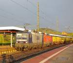 Nach den Regenschauern ffnete sich nochmal der Himmel und lie 143 186-5 der RBH mit einer DB 143 in den letzten Strahlen der Abendsonne leuchten.