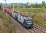 143 286-3 (RBH 106) und 143 191-5 (RBH 104) fahren am 24.09.2013 mit dem Holzzug aus Richtung Werdau nach Plauen zum Entladen, hier zu sehen am Bogendreieck bei Werdau.