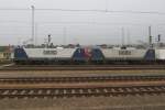 143 048-7 und 143 908-2 der RBH stehen am 12. Oktober 2013 mit einem Holzzug im Bahnhof Saalfeld.