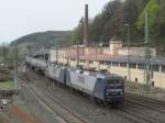 143 068-5 der RBH und eine weitere 143er ziehen am 04. April 2014 einen Kesselwagenzug durch Kronach in Richtung Saalfeld.