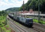 143 573-4 der RBH und eine weitere BR 143 der RBH ziehen am 12. Juli 2014 einen Kesselwagenzug durch Kronach in Richtung Saalfeld.